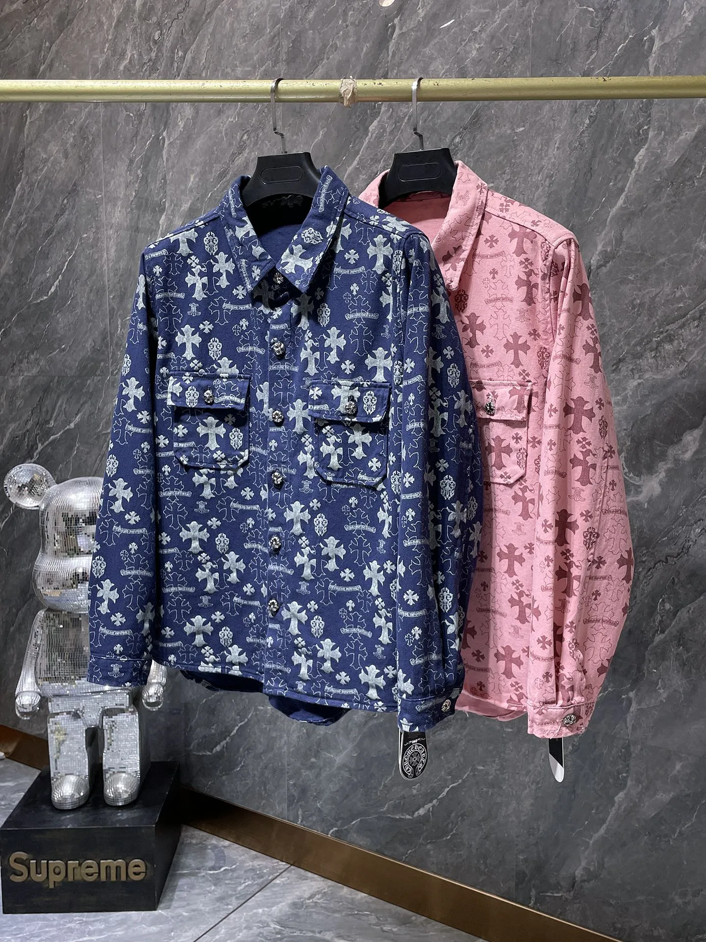 P276 Chrome Hearts🍁Shirt Series🍁 Classic cross-printed denim shirt jacket. Exclusively custom-woven and dyed. 100% pure cotton. High-gram weight denim all-printed fabric. High-tech washing! Original hardware mold opening!  ⭐Original version ⭐Can be worn with denim in all seasons 🌈Recommended colors: custom washed denim blue, denim pink 🌈Code numbers: S, M, L, XL